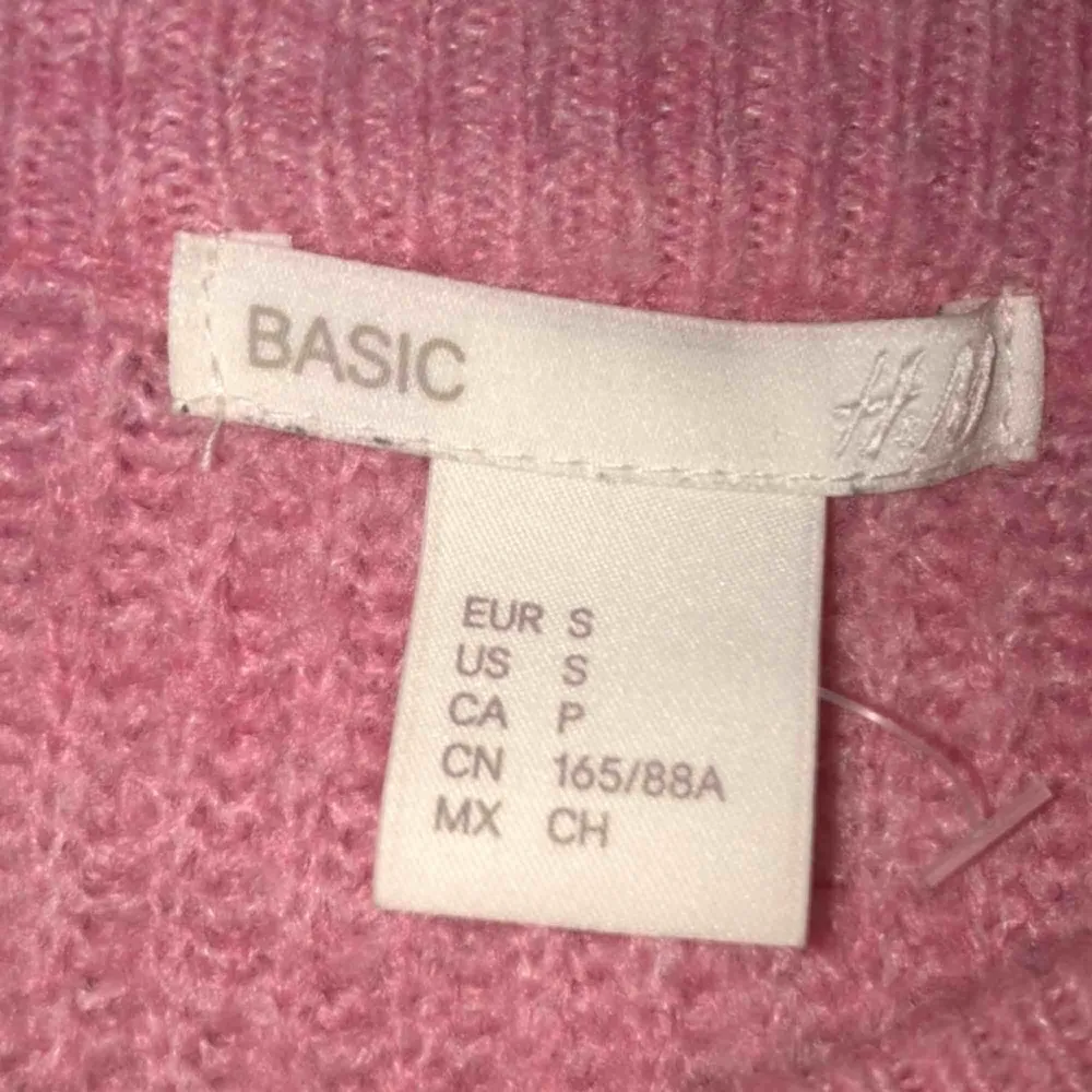 Jättegullig, stickad, rosa tröja från hm. Denna är använd ett fåtal gånger. Materialet är skönt, inte stickigt.💖💖Hör av er om ni har frågor<3. Tröjor & Koftor.