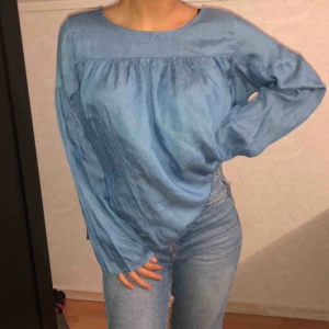  - Jättefin blå blus. Aldrig använd!  Storlek M/S 