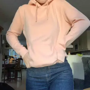 Peachfärgad hoodie. Köpt på plick men har inte kommit till användning:)