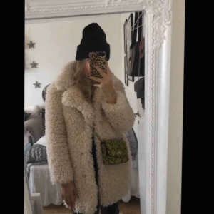  - Fluffig kappa från Primark i stl S. Riktigt varm, snygg och gosig. Kan mötas upp i Stockholm city eller Uppsala, annars står köparen för frakt ☺️ Lägre pris vid snabb affär!! 