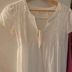  - Vit oss Molly blus. Storlek S 