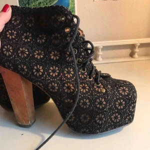  - Fina klackskor i trämaterial med broderad spets. Köpta secondhand, men fortfarande bra skick! 