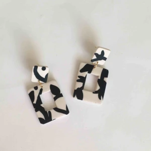  - Unika handgjorda örhängen i lera, går att få både med guldiga och silvriga detaljer. •nickelfria •frakt 9kr •insta:dorisclaydesign