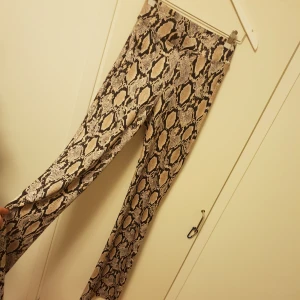  - Byxa från ciquelle. Super fina, använda 1 gång. Byxorna är höga i midjan och går bra att ha både till vardags och på fest. Nypris 500 kr 