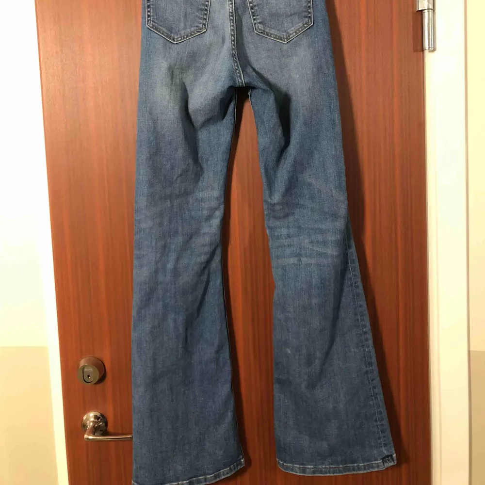 Utsvängda blå jeans i 70-talsstil. Använda två gånger. Älskar dem men köpta i fel storlek! Kan mötas upp i Stockholm eller Västerås. Betalning sker när vi ses. Jeans & Byxor.