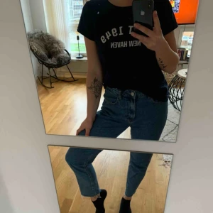  - Mom Jeans från na-kd. Använda fåtal gånger då de är lite förstora för mig. Inköpta för 499! 
