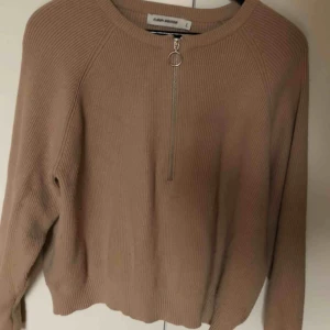  - Jättefin stickad från Carin Wester. Inköpt för ca 500 kr. Står storlek L, men skulle säga att den passar S och M också beroende på hur man vill att den ska sitta. 