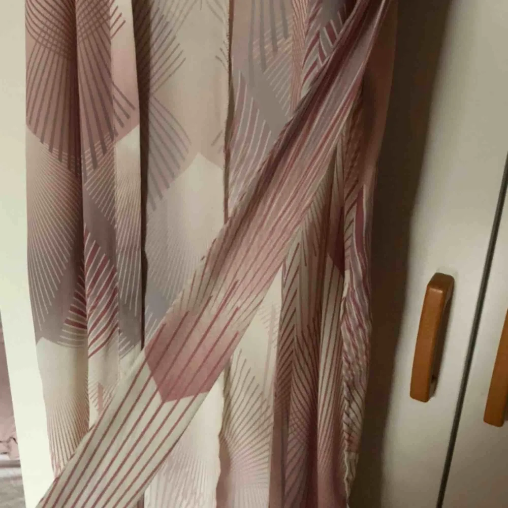 Jättefin morgonrock/kimono från Ella M. Använd fåtal gånger. Den är ungefär till vaderna på mig som är 169. . Övrigt.