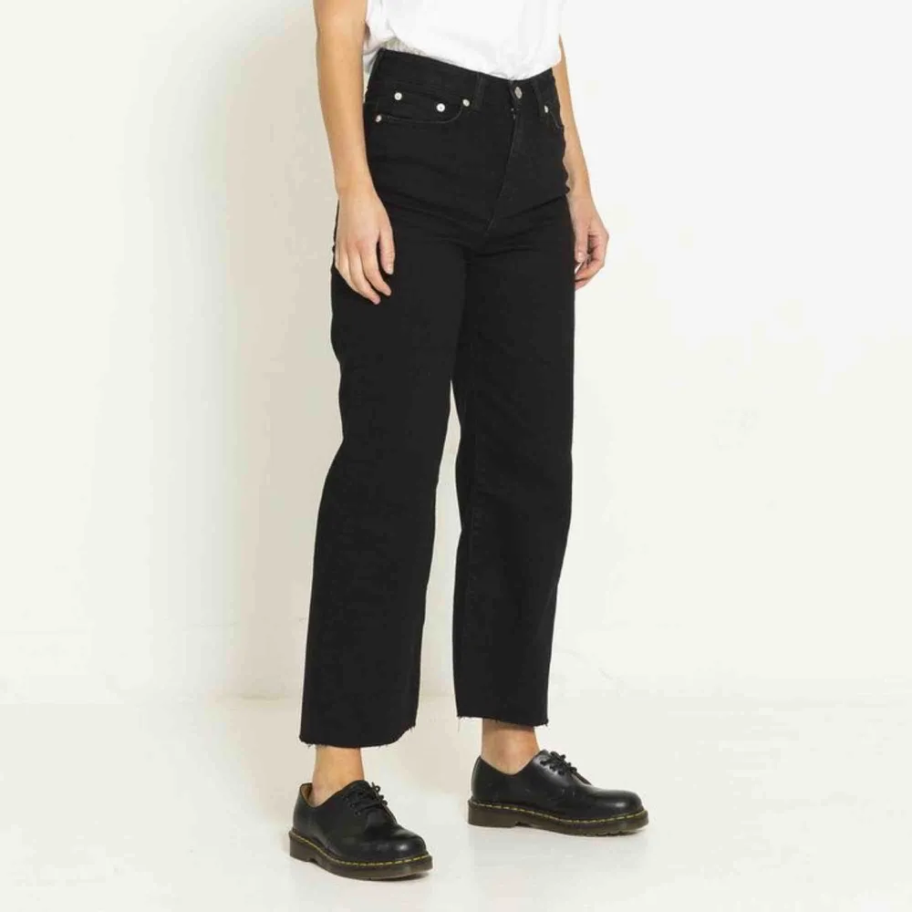 Skitsnygga svarta jeans i en kortare modell. Storlek M, och dem är väldigt lite använda, stretchiga och väldigt sköna. . Jeans & Byxor.