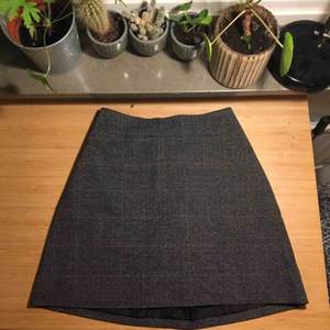 Supersöt rutig kjol från Monki! Väldigt fint skick, säljer då den tyvärr blivit för liten.