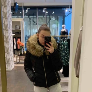  - Roco baroco vinterjacka, nypris runt 1700 använd några gånger Säljer för 500 + frakt ,  ej äkta Päls