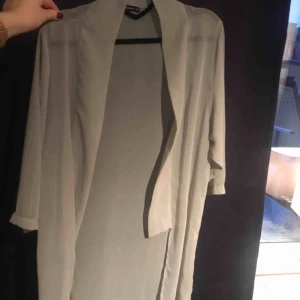  - En tunn ”kimono” blå/grå till färgen med lite skimmer i