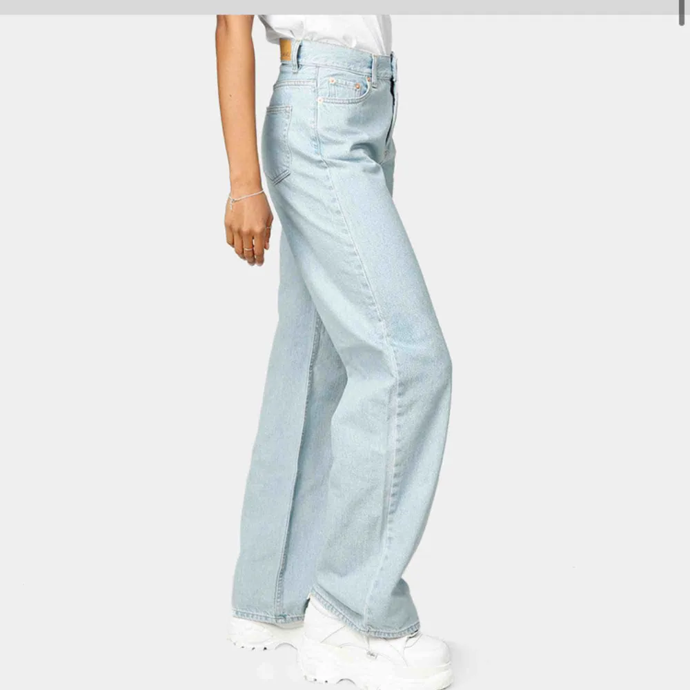 Skitsnygga helt oanvända jeans från Junkyard, lappen finns fortfarande kvar!! Wide leg jeans, strl 24,, säljer pgr av att dom nt passar. Jeans & Byxor.