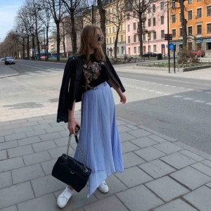  - En jättefin plisserad kjol från House of Sunny, helt oanvänd lappen kvar, säljes pga att jag har 2 likadana. Nypris 60£ dvs ca 740kr. Storlek 36:) säljes för 359