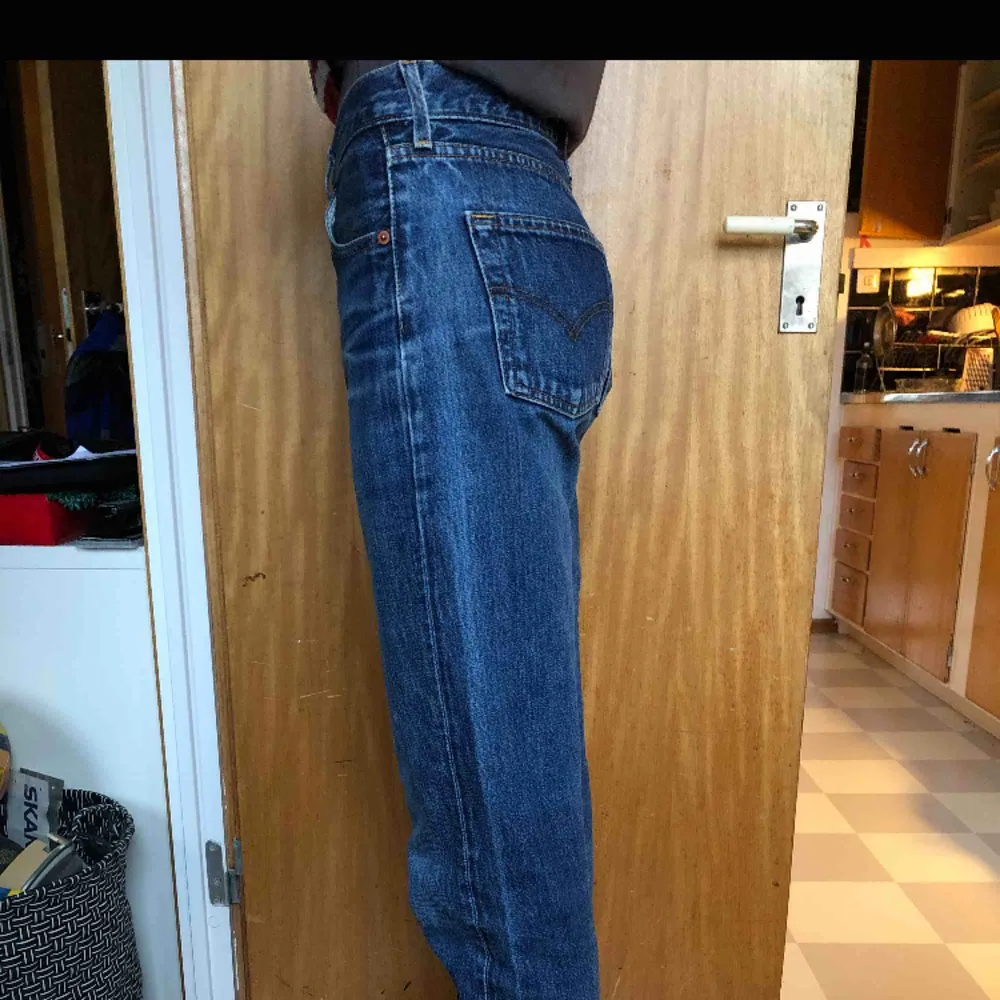 Blåa Levis-jeans. Använt kanske 2 gånger bara.. Jeans & Byxor.