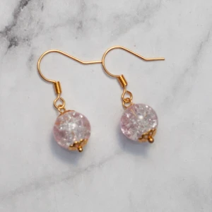  - Fina örhängen med ljusrosa glaspärlor. Nickelfria. Obs! De är inte orangea som på bilden, Photoshop ändrar färgerna för mig 🙃 Fri frakt vid köp över 100:-.