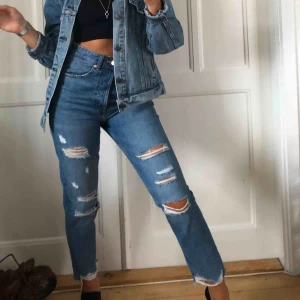  - Slitna jeans! Köpare står för frakt.