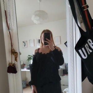  - Svart tröja i sammetsmaterial från bikbok. Väldigt fint skick, använd ett fåtal gånger. Köpare står för frakt