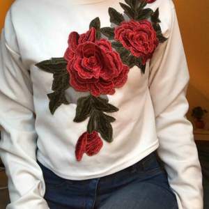 Jättefin tröja med broderade rosor som också är i 3D (se bild 2). Köparen står för halva frakten 🌹