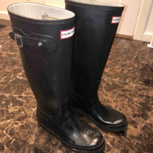  - 2 par hunters ena paret har en liten blå fläck. Självklart äkta. Knappt använda. (Har namnteckning innanför stövlarna,syns inte alls)🌹