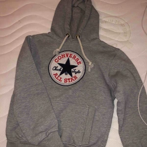  - Kofta från converse, gott skick väldigt liten i storleken så passar S/xs