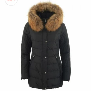 DUNJACKA MED ÄKTA PÄLS - Säljer en helt ny vinterjacka från märket Saki i st 36 med äkta päls. Har redan en liknande jacka därför som jag säljer den. Modellen heter Lauren. Den är medellång och har bra passform, tycker att den sitter jättefint på kroppen. Varm jacka med Fyllning som består av 70 % dun och 30 % fjäder. Köptes för 2700kr på miinto. Helt ny och oanvänd. Passar s-xs. Alla prislappar/taggar sitter kvar. Kan mötas upp om man bor i gbg eller sthlm annars står köparen för frakten