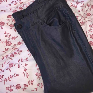  - Säljer ett par skin byxor från vila. Pågrund av att dom är för små för mig. Fint skick endast använda två tre gånger. Skriv för fler bilder⭐️