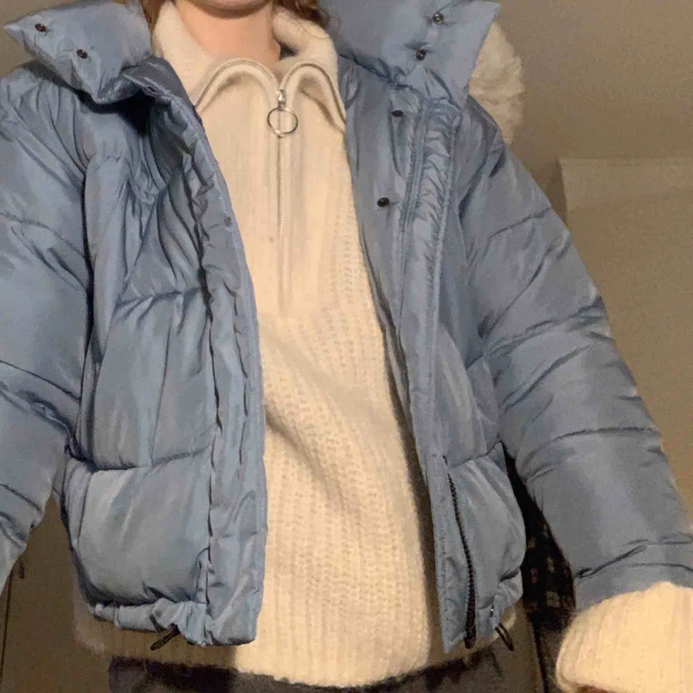 Säljer min blåa vinterjacka från Urban Outfitters. Varm och skön perfekt på vintern. Jackan är i puffer model i bra skick.  Använd sparsamt. Möts upp på södermalm💕💕. Jackor.