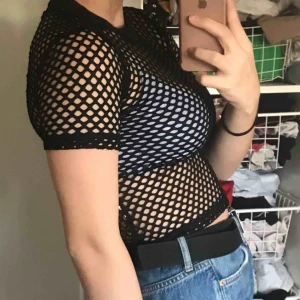  - En skitcool cropped nättröja som tyvärr aldrig kommit till användning. Passar både XS-M beroende på hur man vill att den ska sitta. Jag har vanligtvis  S/M och den passar perfekt! Kan mötas i Stockholm  ingår intefrakt