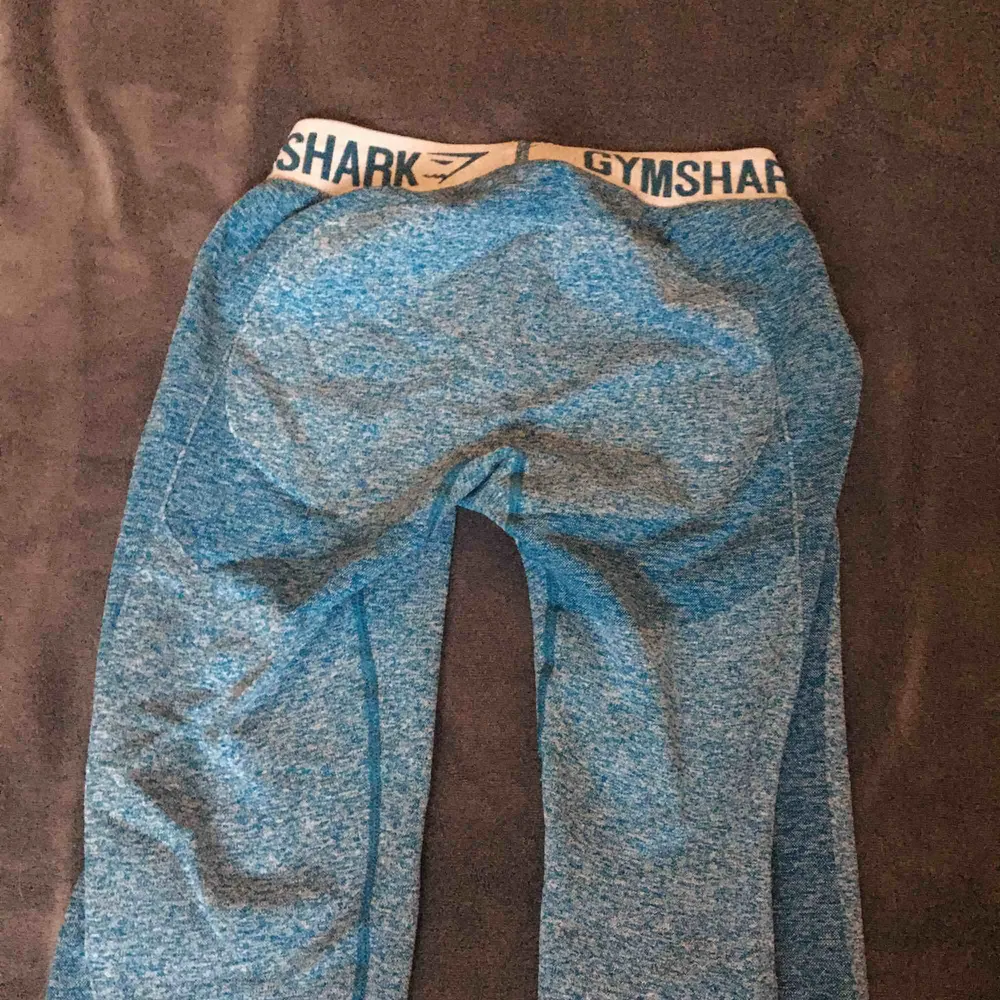 Stretchiga träningstights från Gymshark! De är sparsamt använda och väldigt snygga. . Hoodies.