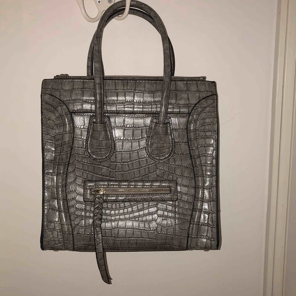 Supersnygg grå Céline inspirerad väska från chiquelle som kan bäras på två vis. Oanvänd och i superskick. Köpt för 499 kr. Väskor.