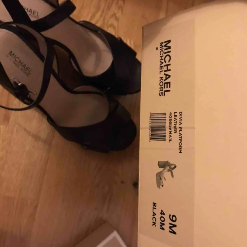 Michael Kors black leather sandals on platform. Completely new and selling because of the size. No negotiation, I already set down the price.. Skor.