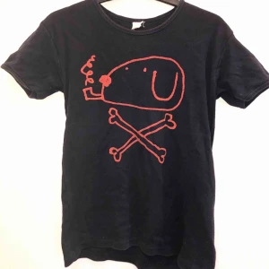  - Den perfekta Bob hund tröjan! Den är mörkblå. Jag är en M och på mig sitter den tajt så skulle vilja säga att det är en xs-s men en m kan också ha den om man nu vill att den ska sitta tajt :)