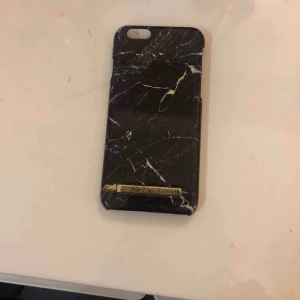  - Marmor skal för iPhone 6 från ideal of Sweden! Oanvänt och i super bra skick! Köparen står även för 25kr extra frakt🥰