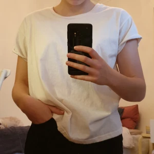  - Säljer en basic beige/vit tshirt. Ärmarna har en liten upprullad detalj. Bra skick! Kan mötas i stockholm eller frakta för 30 kr😊
