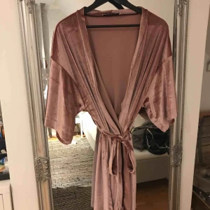  - Smutsrosa sammets morgonrock som tyvärr aldrig kommit till användning! Köpt på nakd förra året, nyskick Frakten står köparen för