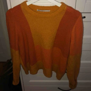  - Superfin stickad tröja i varma färger från only. Använd några gånger men i bra skick. Frakt 50kr, pris kan diskuteras.