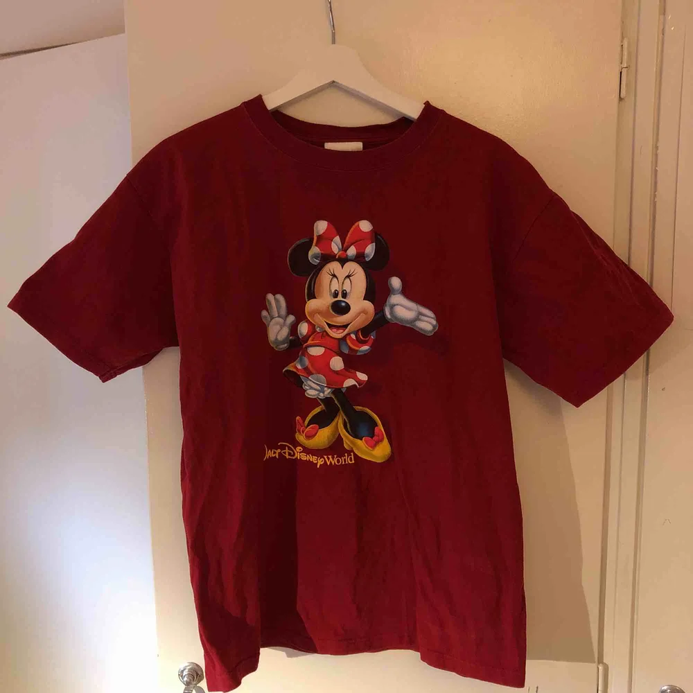 Söt over sized t-shirt från Disney world i storlek M, men passar L också!  Kan mötas upp i Malmö, annars står köparen för frakt! 😉. T-shirts.