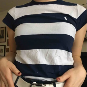  - Ball Ralph Lauren T-shirt som är köpt second hand. Den är väldigt sparsamt använt. 
