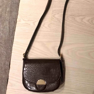  - Brun krokodilmönstrad axelremsväska! 