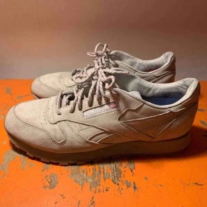  - Kendrick Lamar x Reebok, använda men ändå hela och fräscha. På baksidan av höger sko (se bild 3) så har den röda färgen från texten försvunnit. 