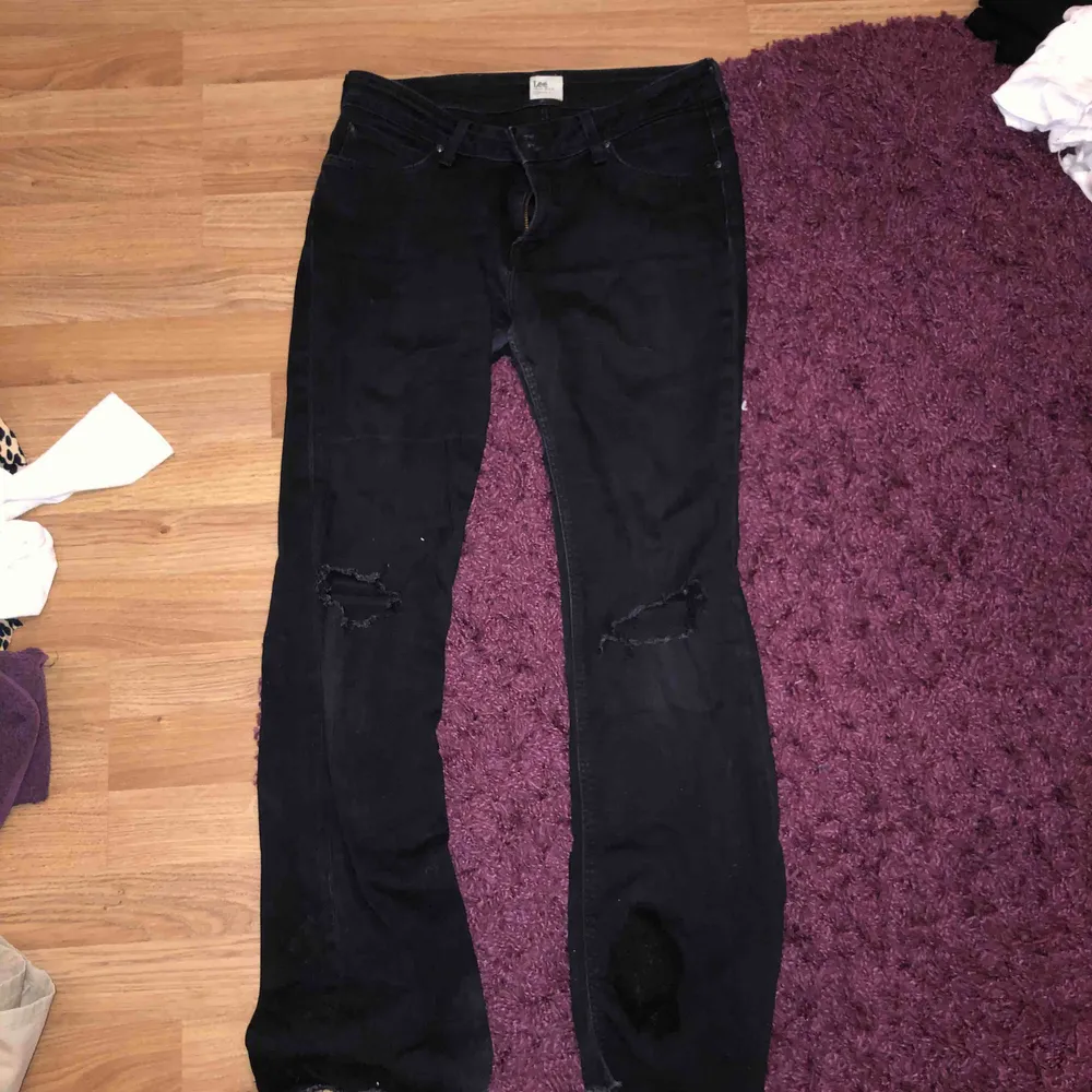  svarta smått vida lee jeans! Hål vid knäna! stretchiga byxor,mellan låg midja,Inga skråmor alls! (ser ut som en fläck där nere, det är bara vatten) org.pris:800 kr Säljer för: 250 kr mötas upp i Stockholm eller frakta ( köparen står för frakten). Skor.