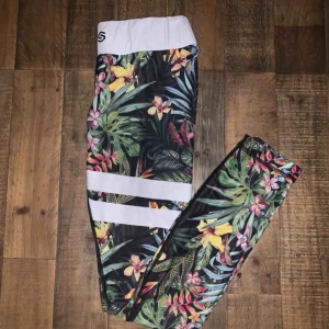  - Säljer mina Stronger tights pga används inte längre. De är verkligen underbara men lite slitna i några kanter (därav priset) - KOLLA tredje bilden! Men hundra procent hela och användbara annars. Nypris 799:-. Jag bjuder på frakten :)