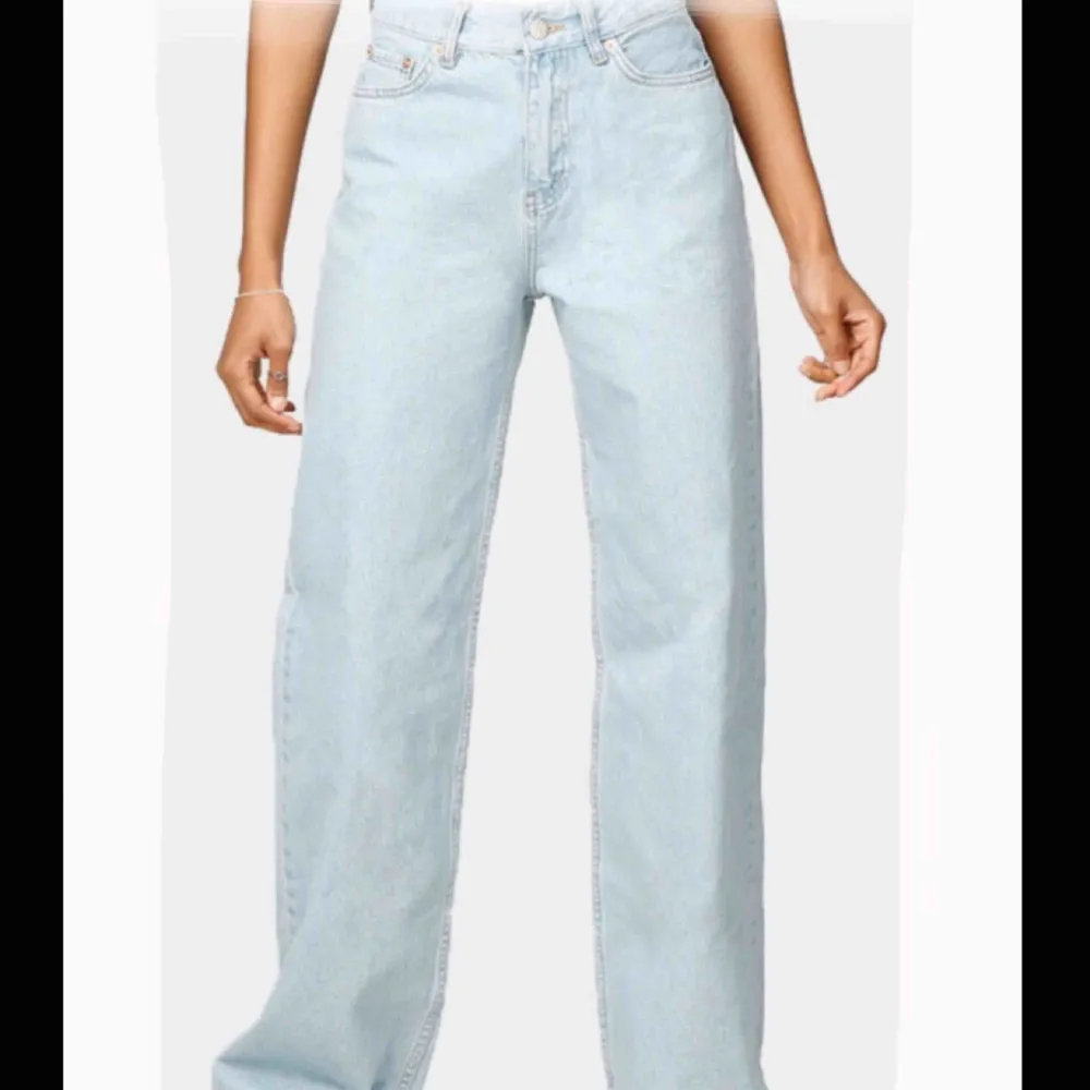 Säljer ett par jeans från Junkyard i modellen Wide Leg. 🤪🌛 Bra skick och endast använda några gånger! Skriv privat för fler bilder eller något du undrar över. 💕. Jeans & Byxor.