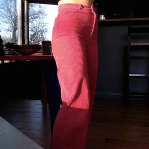  - Chockrosa bredrandiga Manchesterbyxor som är väldigt individuella och kan sätta ett riktigt avtramp i din garderob. Sjukt balla! 