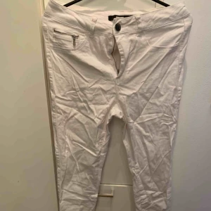  - Vita byxor (ursäkta skrynklet) aldrig använda. Väldigt tunna och sköna. 