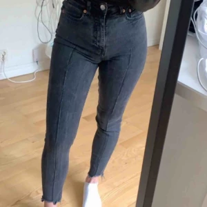  - Jeans från nakd i storlek 34. Älskar dessa jeans, snyggaste jag vet!! Dock är de lite små och har inte kunnat använda dem. 200kr eller byta mot likadana i storlek 36 eller 38. (Nypris 399kr) fraktar eller möts upp! 😊