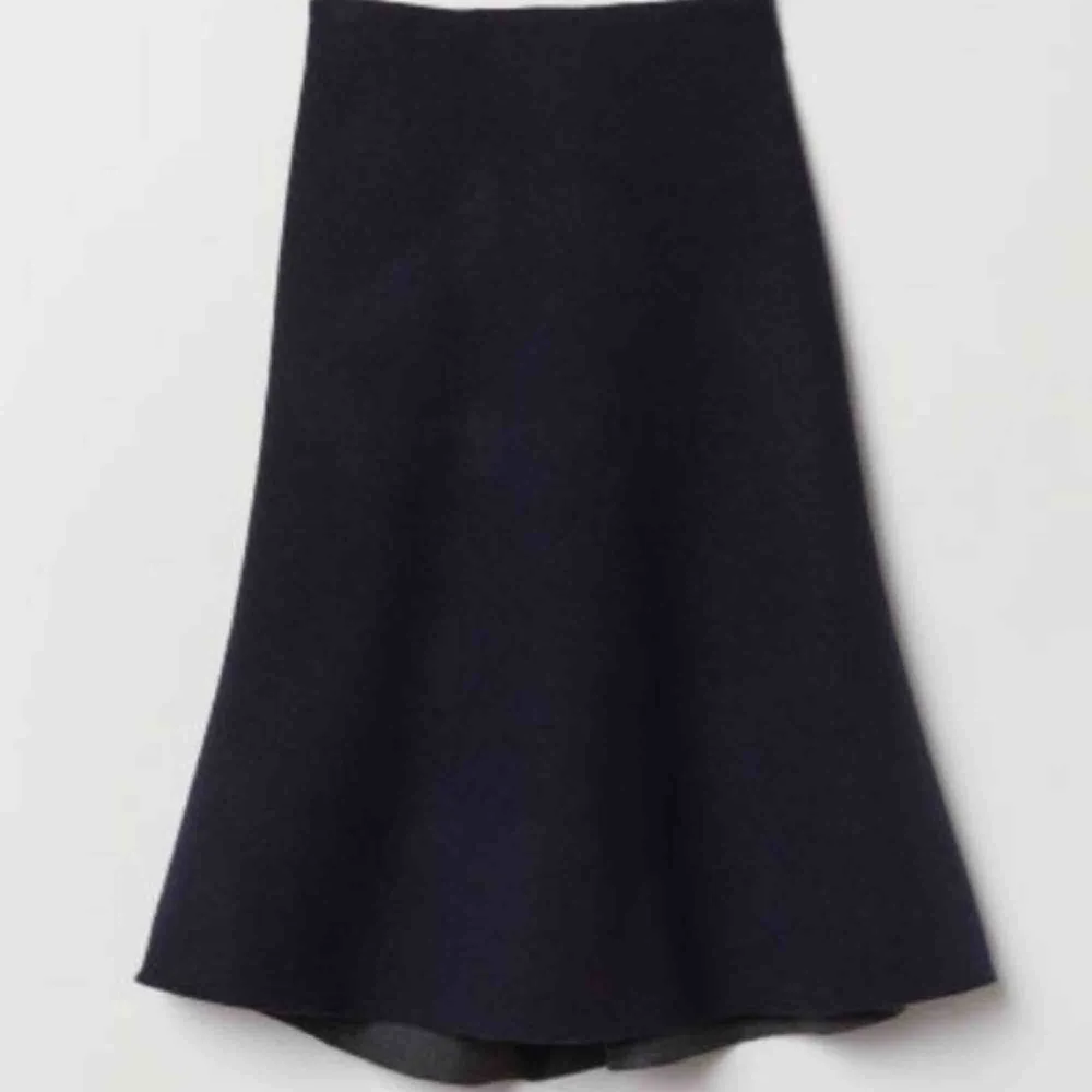 Mörkblå “flis kjol” från h&m studios ss 2018 Storlek 38 (passar dock mig som är mer en 36a) Material 77%wool, 23% polyester, väldigt sparsamt använd, inget att anmärka på (en av bilderna är lånad från h&m)   . Kjolar.