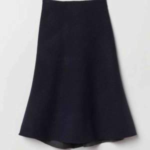 Mörkblå “flis kjol” från h&m studios ss 2018 Storlek 38 (passar dock mig som är mer en 36a) Material 77%wool, 23% polyester, väldigt sparsamt använd, inget att anmärka på (en av bilderna är lånad från h&m)   