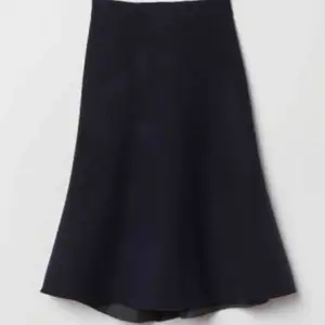 Mörkblå “flis kjol” från h&m studios ss 2018 Storlek 38 (passar dock mig som är mer en 36a) Material 77%wool, 23% polyester, väldigt sparsamt använd, inget att anmärka på (en av bilderna är lånad från h&m)   